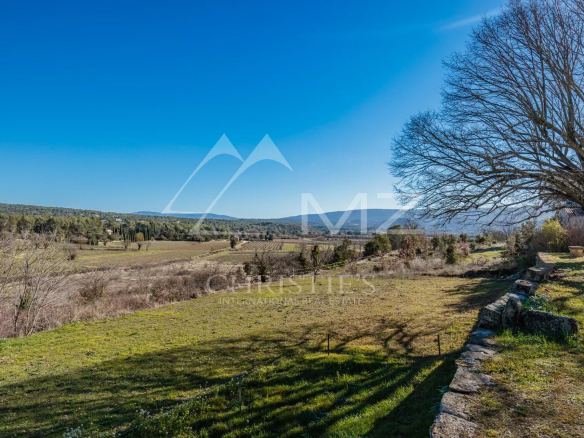 Vue panoramique sur la plaine et les collines environnantes depuis une colline à Gordes.