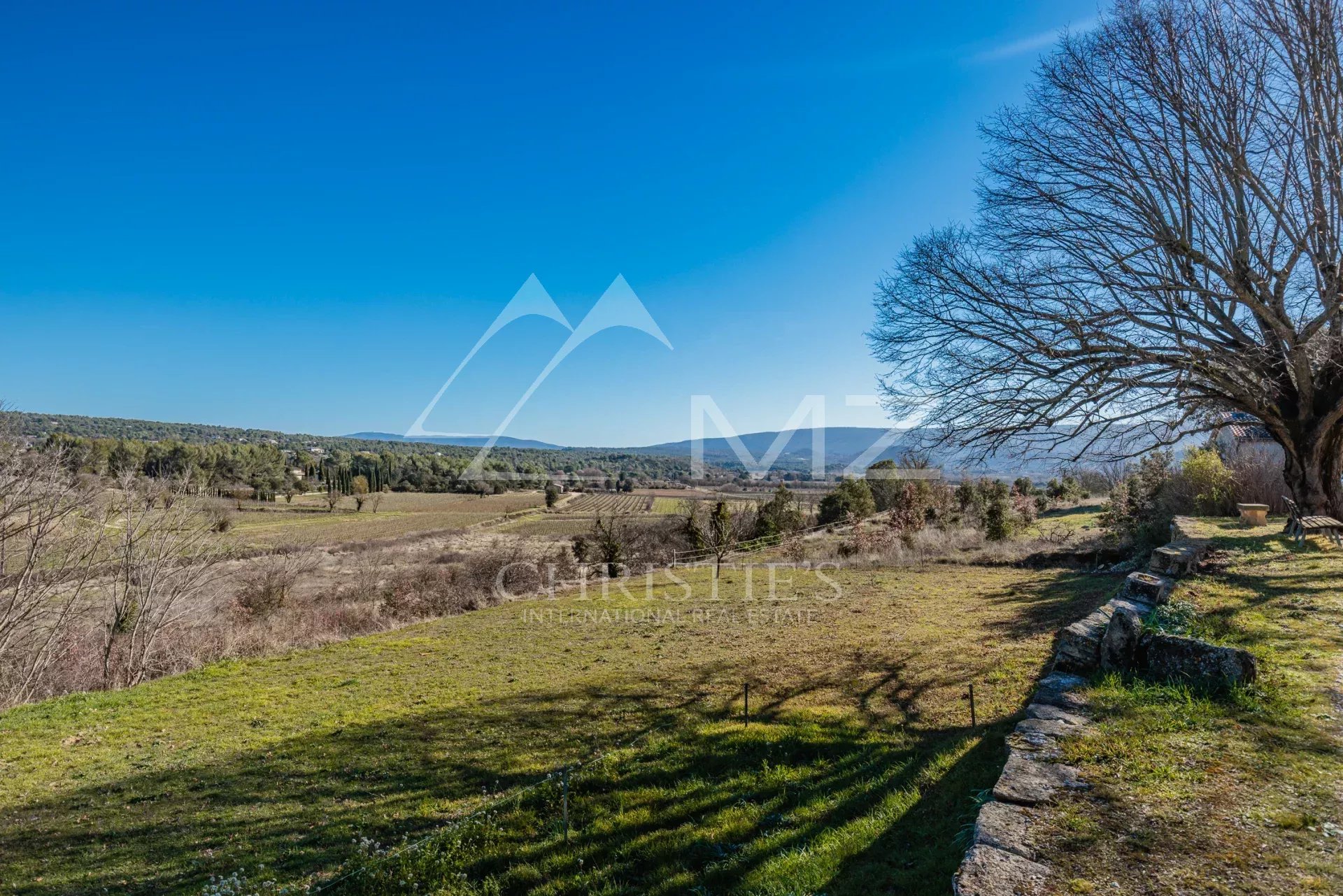 Vue dominante sur la plaine à Gordes Vue panoramique sur la plaine et les collines environnantes depuis une colline à Gordes.