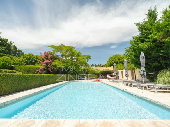 Piscine entourée de verdure dans un domaine près de L'Isle-sur-la-Sorgue.