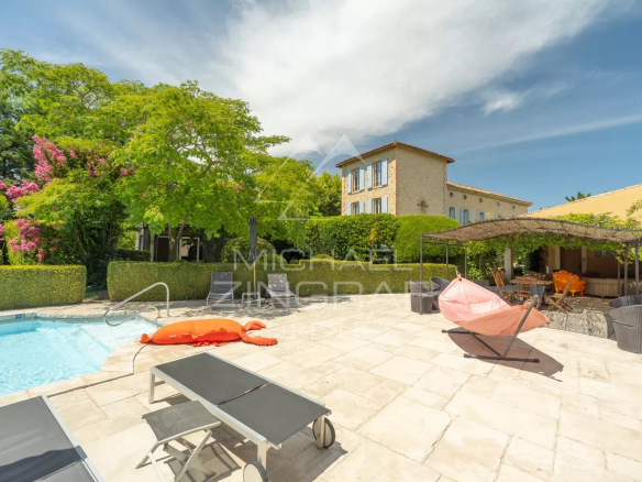 Piscine et jardin d'un domaine ancien avec bâtiment en pierre à L'Isle-sur-la-Sorgue