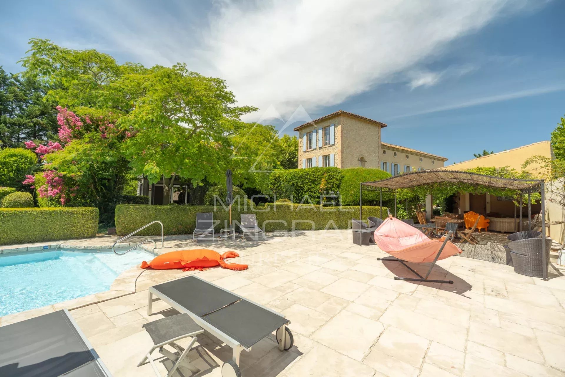 Domaine d’Exception avec Piscine Piscine et jardin d'un domaine ancien avec bâtiment en pierre à L'Isle-sur-la-Sorgue