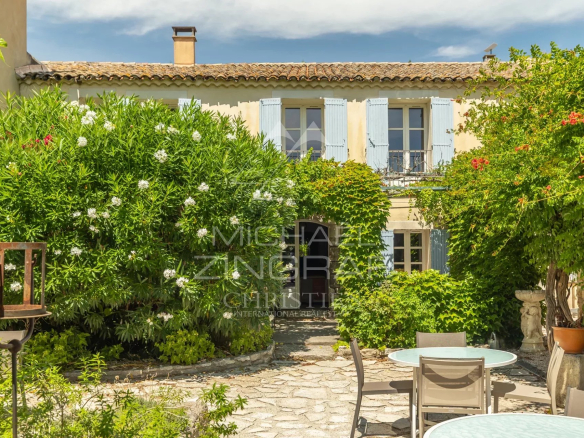 Domaine d’exception avec piscine entouré de verdure à L'Isle-sur-la-Sorgue