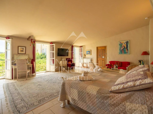 Chambre spacieuse d'un ancien prieuré avec vue sur le parc, L'Isle-sur-la-Sorgue