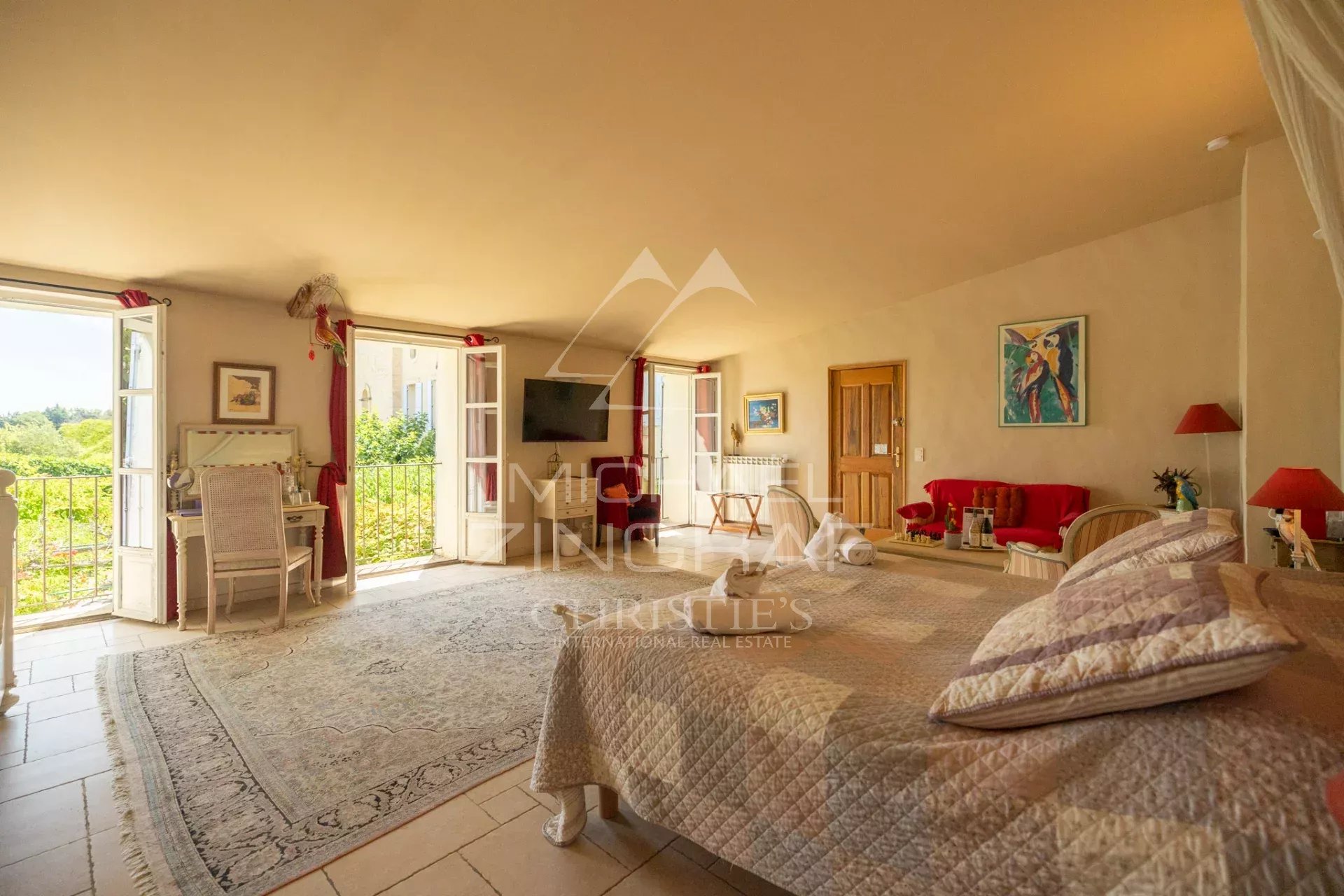 Chambre d’un prieuré à L’Isle-sur-la-Sorgue Chambre spacieuse d'un ancien prieuré avec vue sur le parc, L'Isle-sur-la-Sorgue