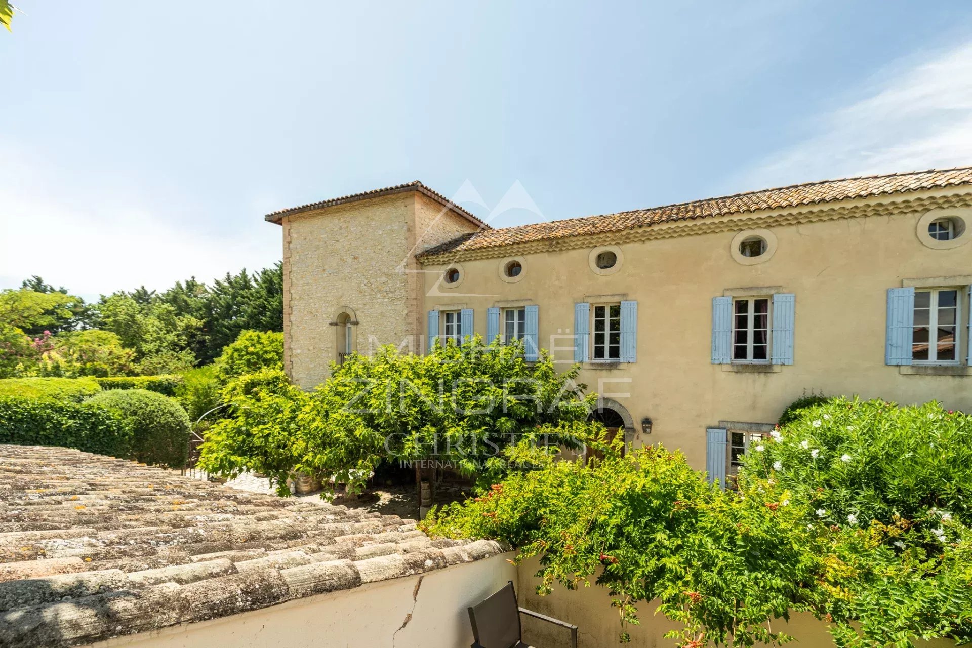 Domaine d’Exception à L’Isle-sur-la-Sorgue Vue d'un ancien prieuré du XIVe siècle avec jardin et piscine à L'Isle-sur-la-Sorgue.