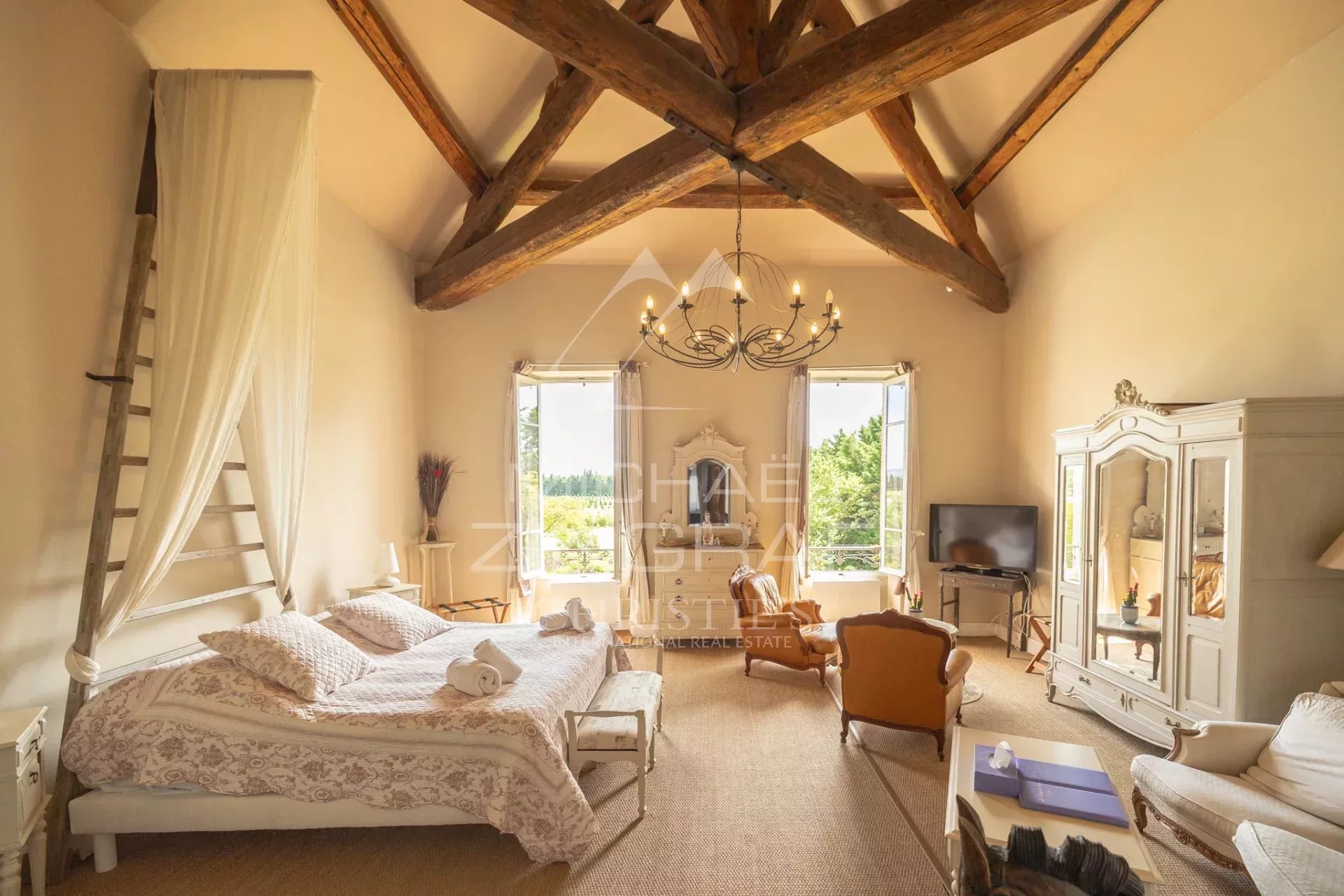 Chambre dans un ancien prieuré Chambre spacieuse avec plafond en bois et vue sur le jardin dans un ancien prieuré