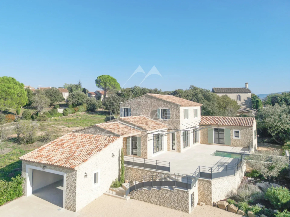 Contemporary villa in Gordes with views of the Luberon, modern architecture and garden.