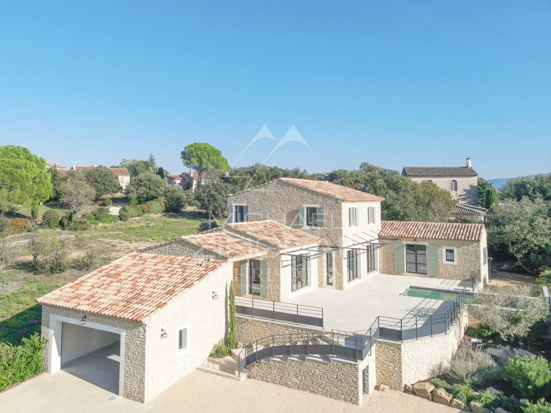 Contemporary villa in Gordes Contemporary villa in Gordes with views of the Luberon, modern architecture and garden.