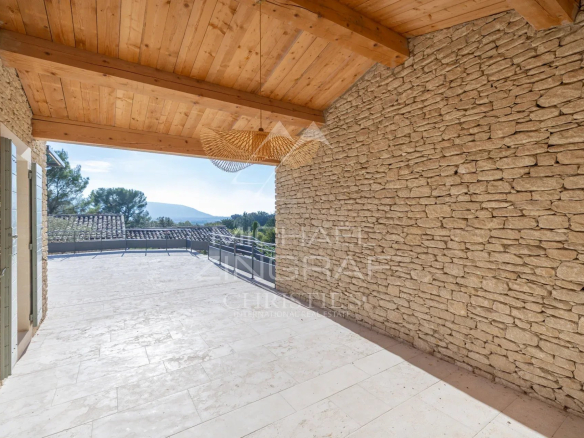 Terrace of a contemporary villa in Gordes with views of the Provençal landscape.