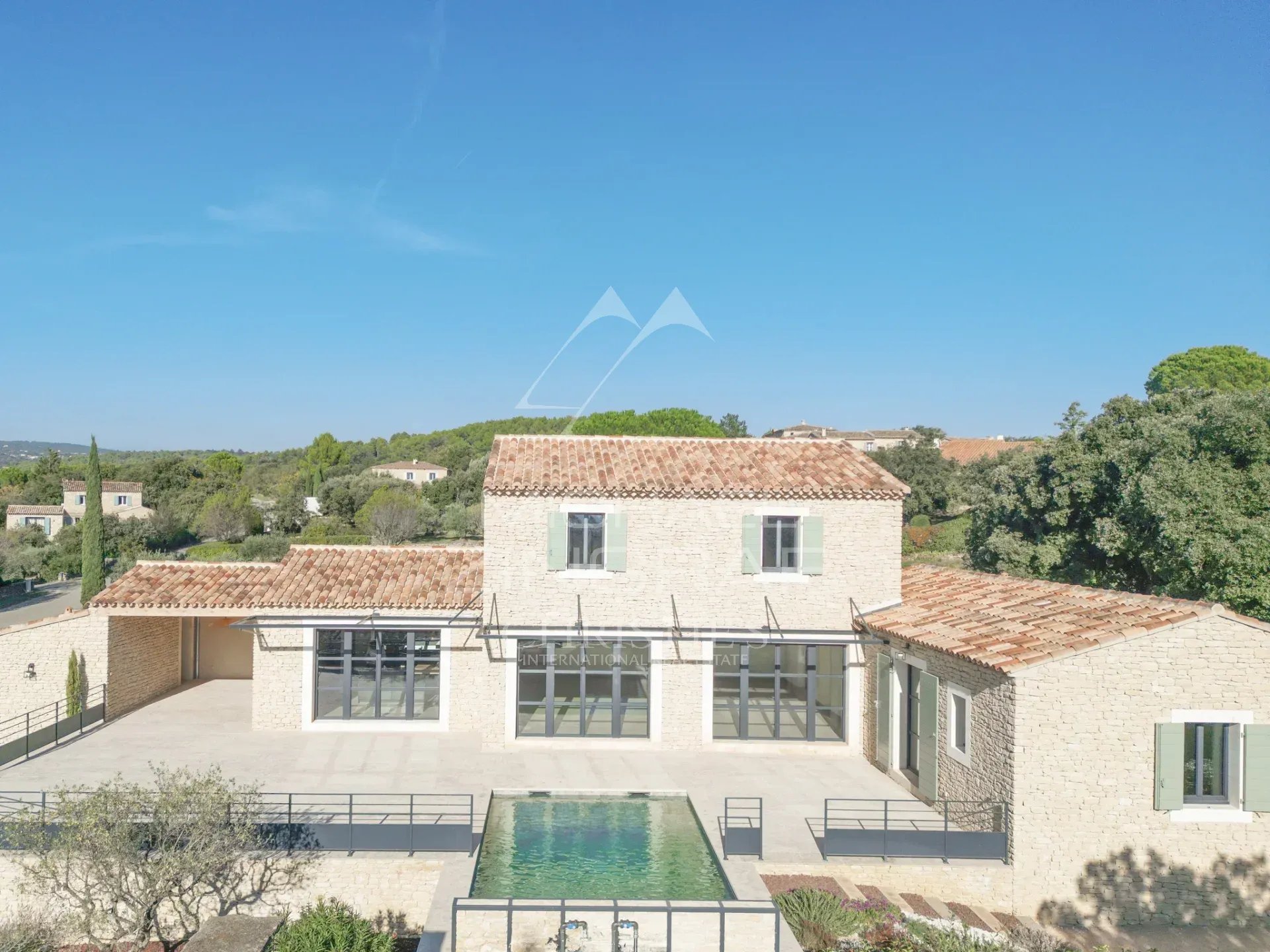 Contemporary villa in Gordes Contemporary villa in Gordes with swimming pool and views of the Luberon.