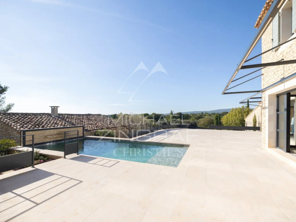 Contemporary villa in Gordes with swimming pool and views of the Luberon.