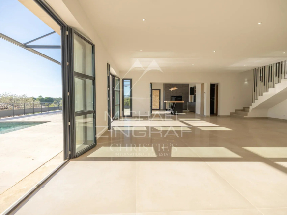 Interior of a contemporary villa in Gordes, with large windows and a bright space.
