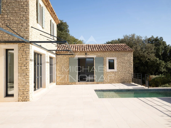 Contemporary villa in Gordes with swimming pool and views of the Luberon.