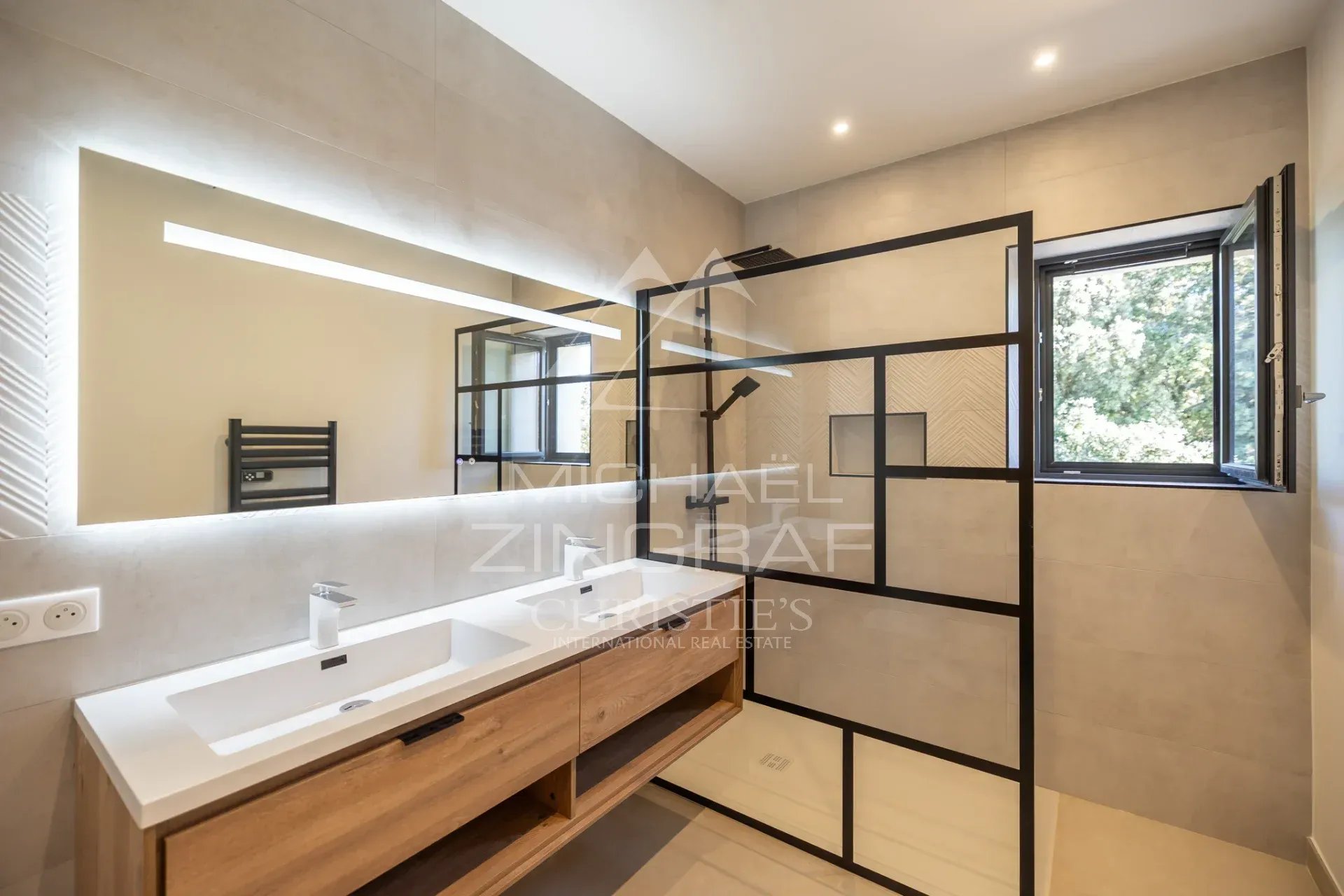 Contemporary bathroom in Gordes Modern bathroom with walk-in shower and wooden furniture in Gordes.