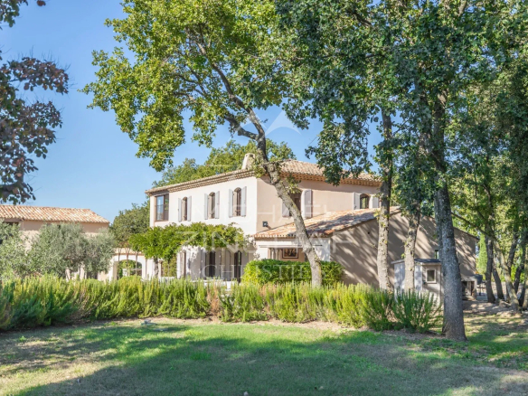 Provençal country house with views of the Luberon in Ménerbes, surrounded by greenery.