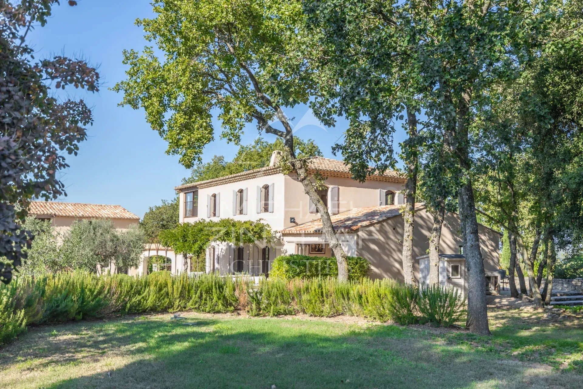 Exceptional property in Ménerbes Provençal country house with views of the Luberon in Ménerbes, surrounded by greenery.