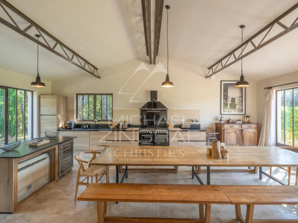 Spacious and bright kitchen of a Provençal bastide in Ménerbes.