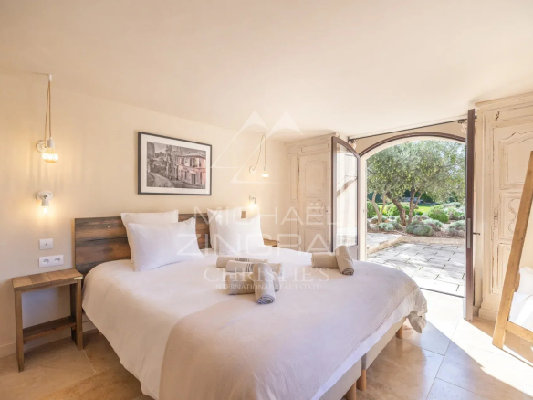 Room in a Provençal country house with access to a garden in Ménerbes.