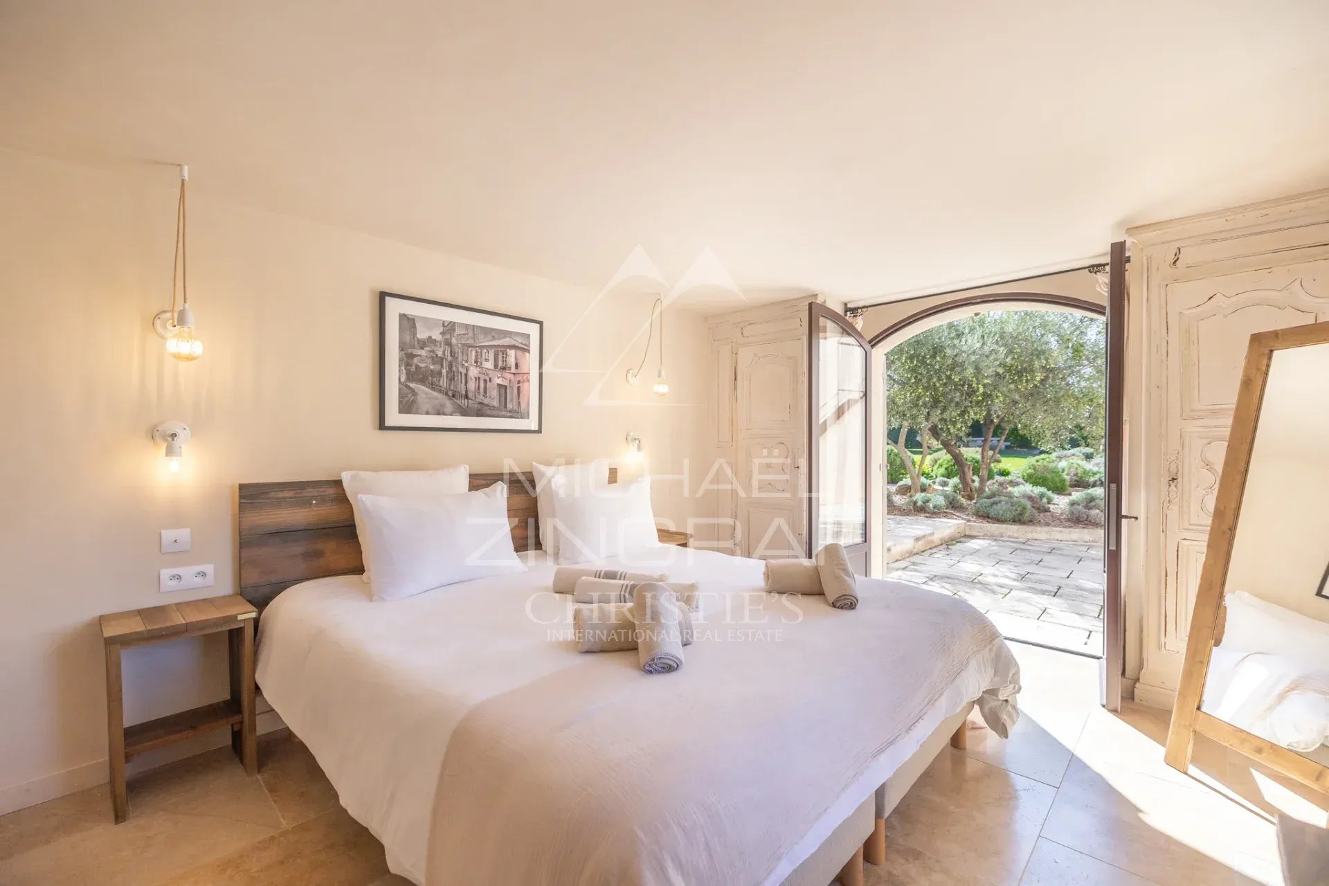 Bastide room in Ménerbes Room in a Provençal country house with access to a garden in Ménerbes.