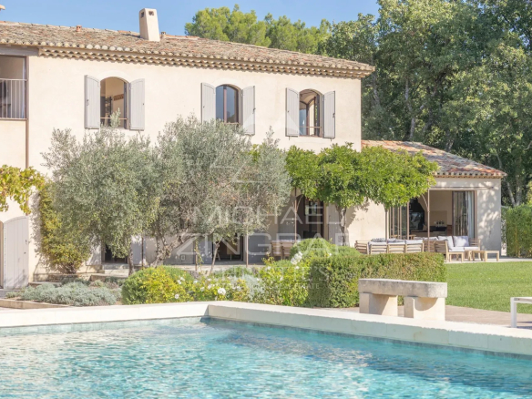 Provençal country house with swimming pool and garden, overlooking the Luberon, Ménerbes.