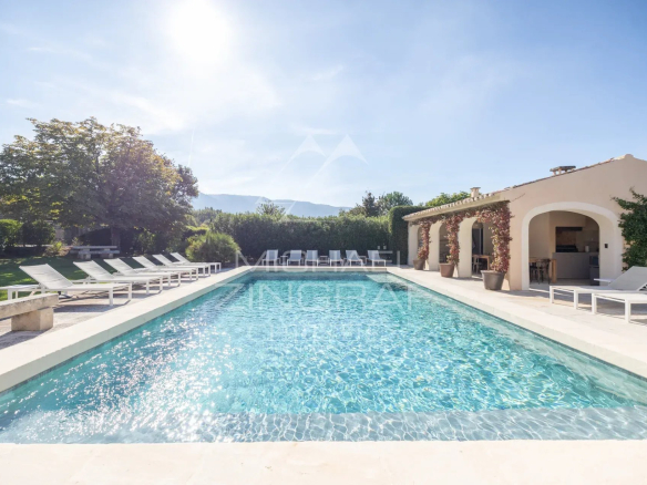 Swimming pool and terrace of a Provençal bastide in Ménerbes with views of the Luberon
