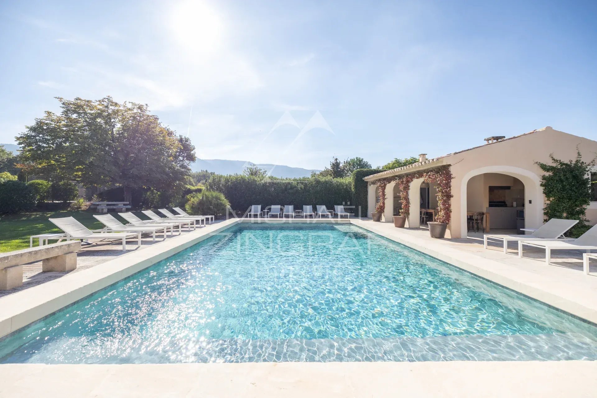 Provençal country house in Ménerbes Swimming pool and terrace of a Provençal bastide in Ménerbes with views of the Luberon