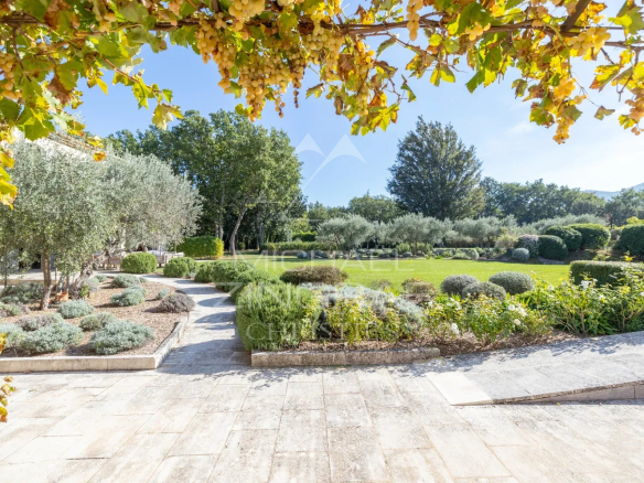 Landscaped garden of a Provençal bastide in Ménerbes with views of the Luberon.