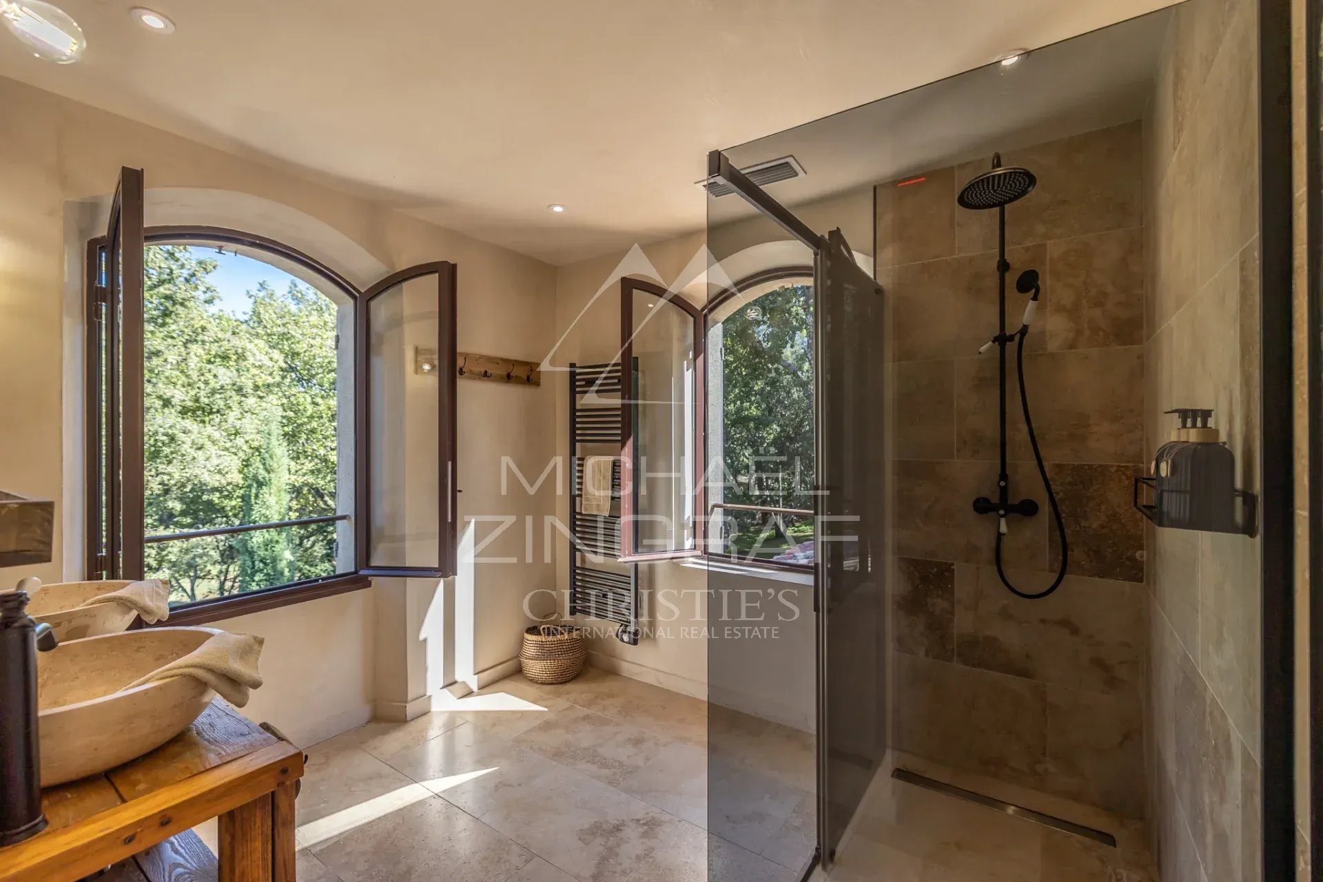 Elegant bathroom Modern bathroom with walk-in shower and windows opening onto nature.