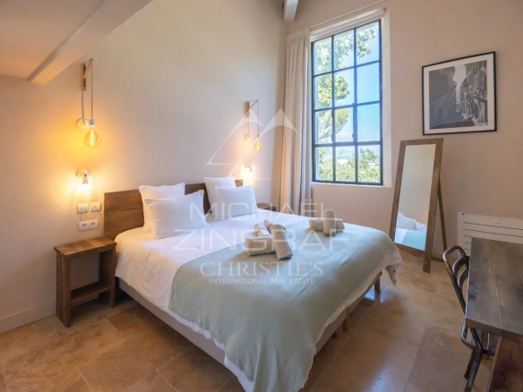 Room in a Provençal country house in Ménerbes, with double bed and modern decor.