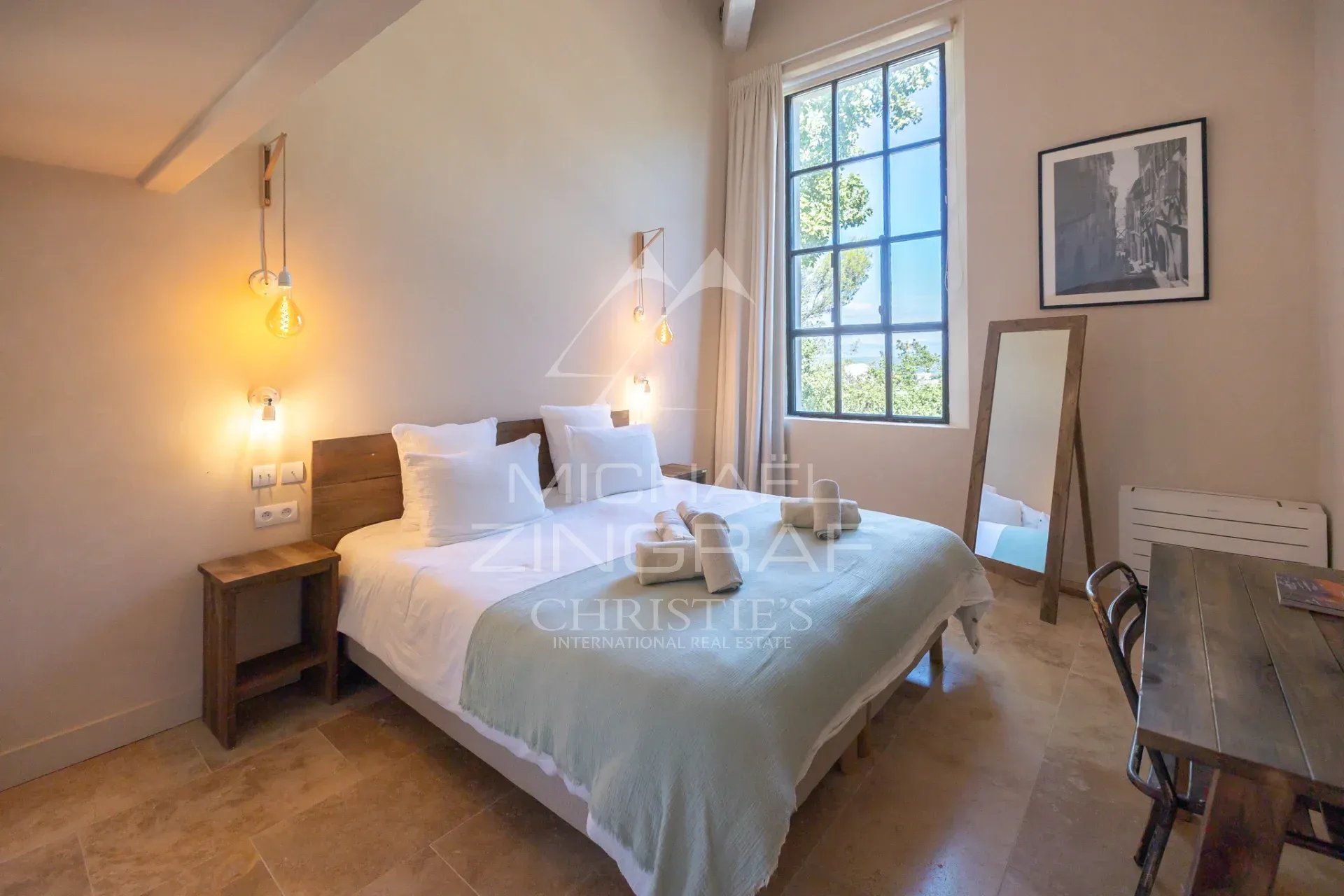 Room in a country house in Ménerbes Room in a Provençal country house in Ménerbes, with double bed and modern decor.