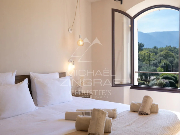 Room in a Provençal country house with views of nature and mountains.