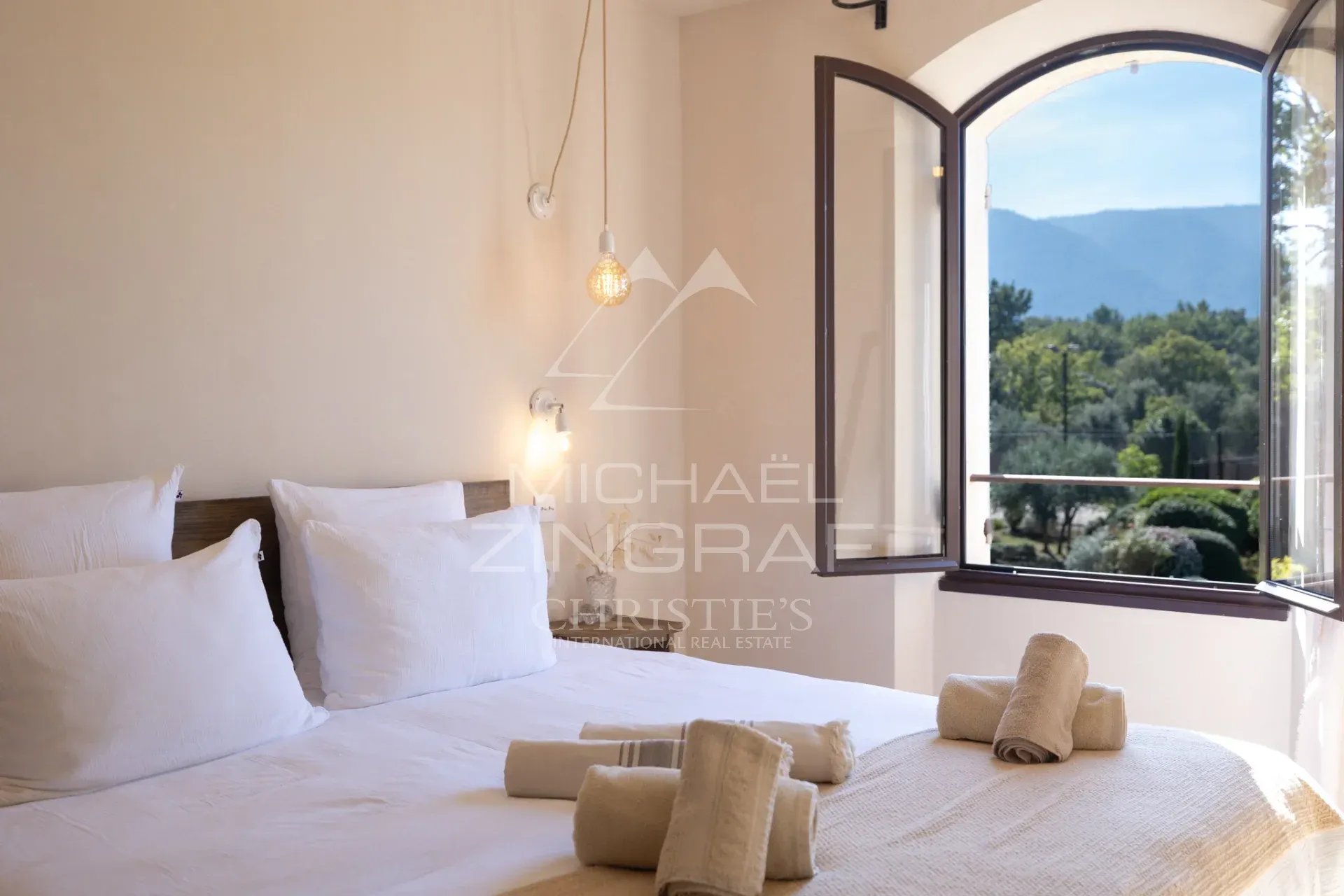 Room with a view in Ménerbes Room in a Provençal country house with views of nature and mountains.