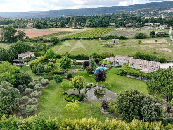 Saint-Saturnin-lès-Apt – Exceptionnelle propriété avec maison d’amis et piscines