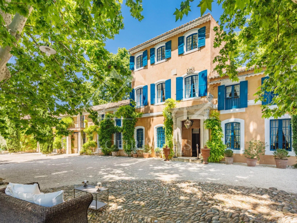Near L’Isle-sur-la-Sorgue – Splendid estate