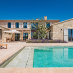 LUXURIOUS CONTEMPORARY HOUSE