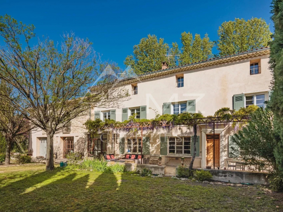 Isle sur la Sorgue-Mas XIXth restored with lies 15 minutes walk from the city center