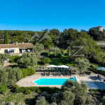 Gordes. Belle maison en pierres avec belle vue