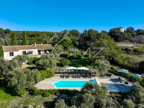 Gordes. Belle maison en pierres avec belle vue