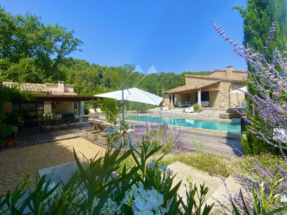 Entre tradition et contemporain, superbe maison en pierre de plain-pied avec piscine et vue sur le Luberon.