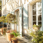 Maison de Maître du XVIIIème siècle sur un parc paysagé, piscine. A 5 mn du centre de L’Isle sur la Sorgue.