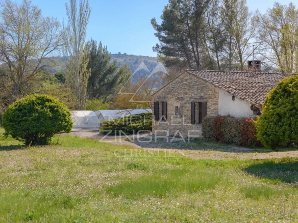 Gordes - Villa to be renovated on three building plots