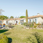 Gordes. Elegant single-storey villa with dependence and swimming pool