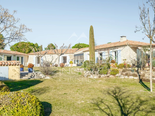 Gordes. Elégante villa de plain-pied avec dépendance et piscine