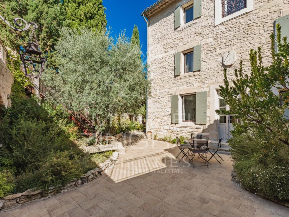 Gordes - Remarkable hamlet house with swimming pool and outbuildings