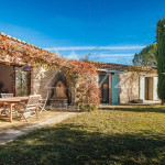 Charming single-storey villa with swimming pool