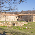 Ancienne ferme lavandière entièrement restaurée sur 80ha .