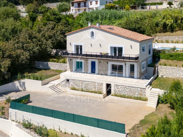 Near Saint-Paul-de-Vence – Fully renovated property divided into three independent dwellings
