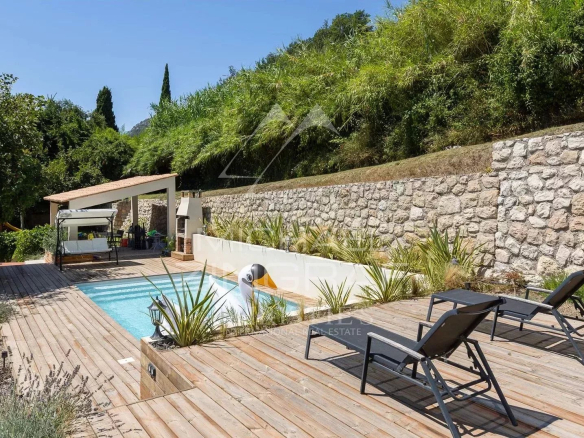Near Saint-Paul-de-Vence – Fully renovated property divided into three independent dwellings