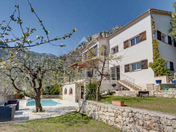 Nice hinterland-charming property with panoramic views