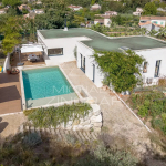 La Colle-sur-Loup : Belle villa contemporaine avec vue sur le village de Saint-Paul-de-Vence